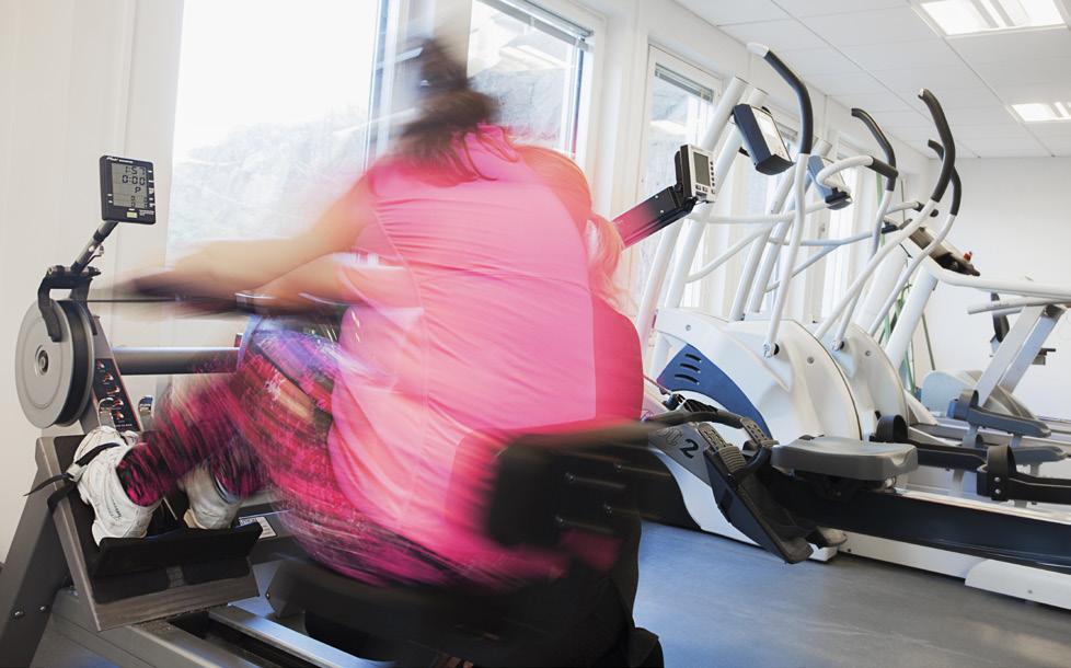 De kan visa dig hur maskinerna i gymmet fungerar. Vill du ha en gyminstruktör kan du boka tid hos friskvårdspersonalen på plats i badet eller gymmet.