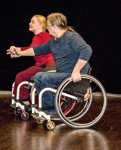 se Rullstolsdans Pardans med antingen en sittande och en stående eller två sittande som dansar tillsammans.