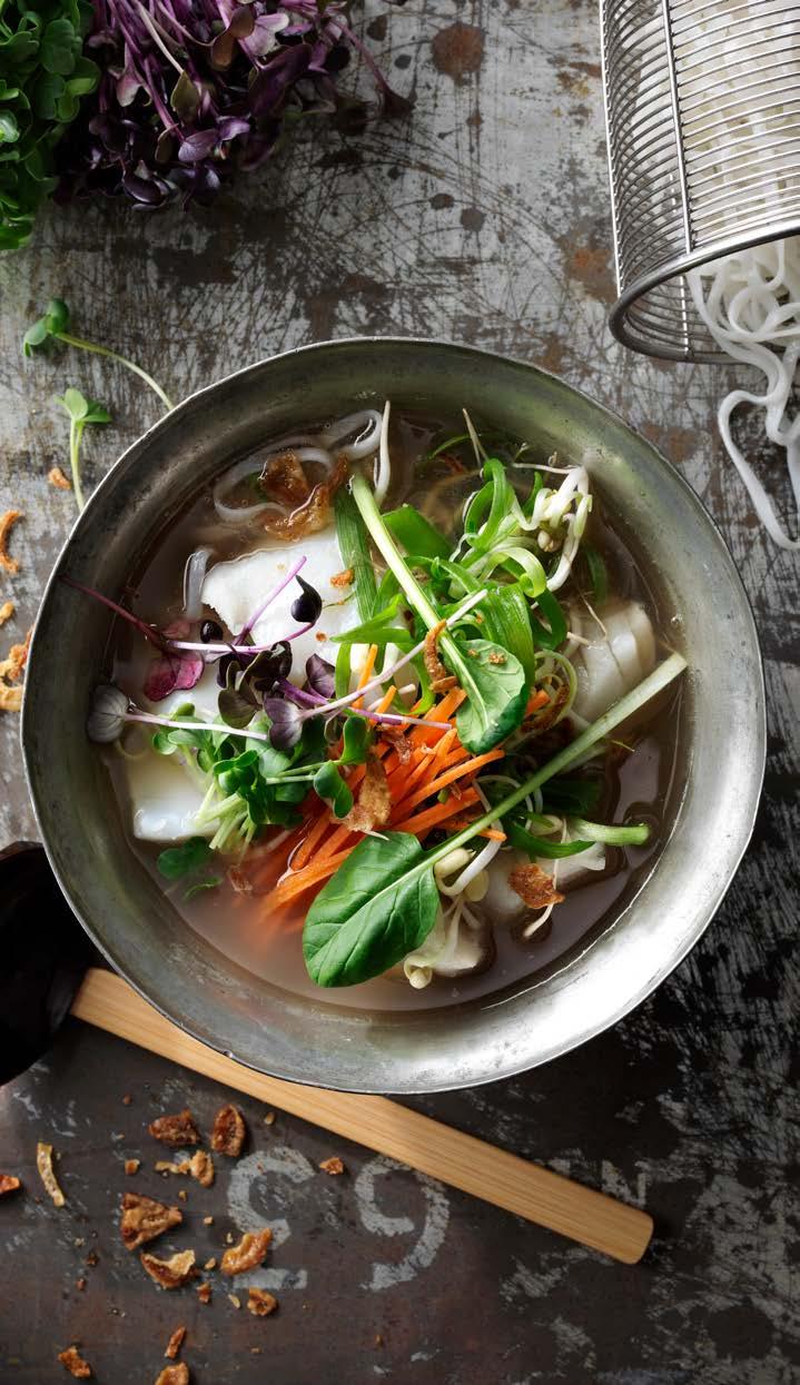 Pho med fisk Pho, som uttalas fuh, är en nudelsoppa som många anser vara Vietnams nationalrätt. Hemligheten bakom soppan är alltid den smakrika buljongen.