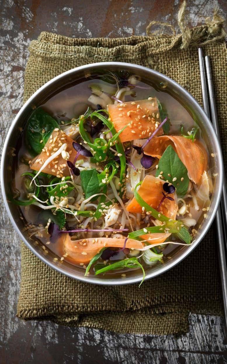 Pho med kyckling Pho, som uttalas fuh, är en nudelsoppa som många anser vara Vietnams nationalrätt. Hemligheten bakom soppan är alltid den smakrika buljongen.
