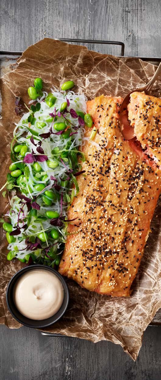 Misobakad lax med och nudelsallad och sojamajonnäs Miso framställs av jästa sojabönor och används vanligtvis i dashi, japansk buljong, eller i misosoppa.