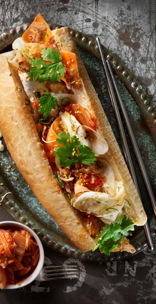 Banh mi med stekt ägg, rökt chilimajonnäs, kimchi och rättika Bahn mi är en slags fylld baguette-macka, en blandning av två länders matkulturer, som kommit till genom att Vietnam har varit en fransk