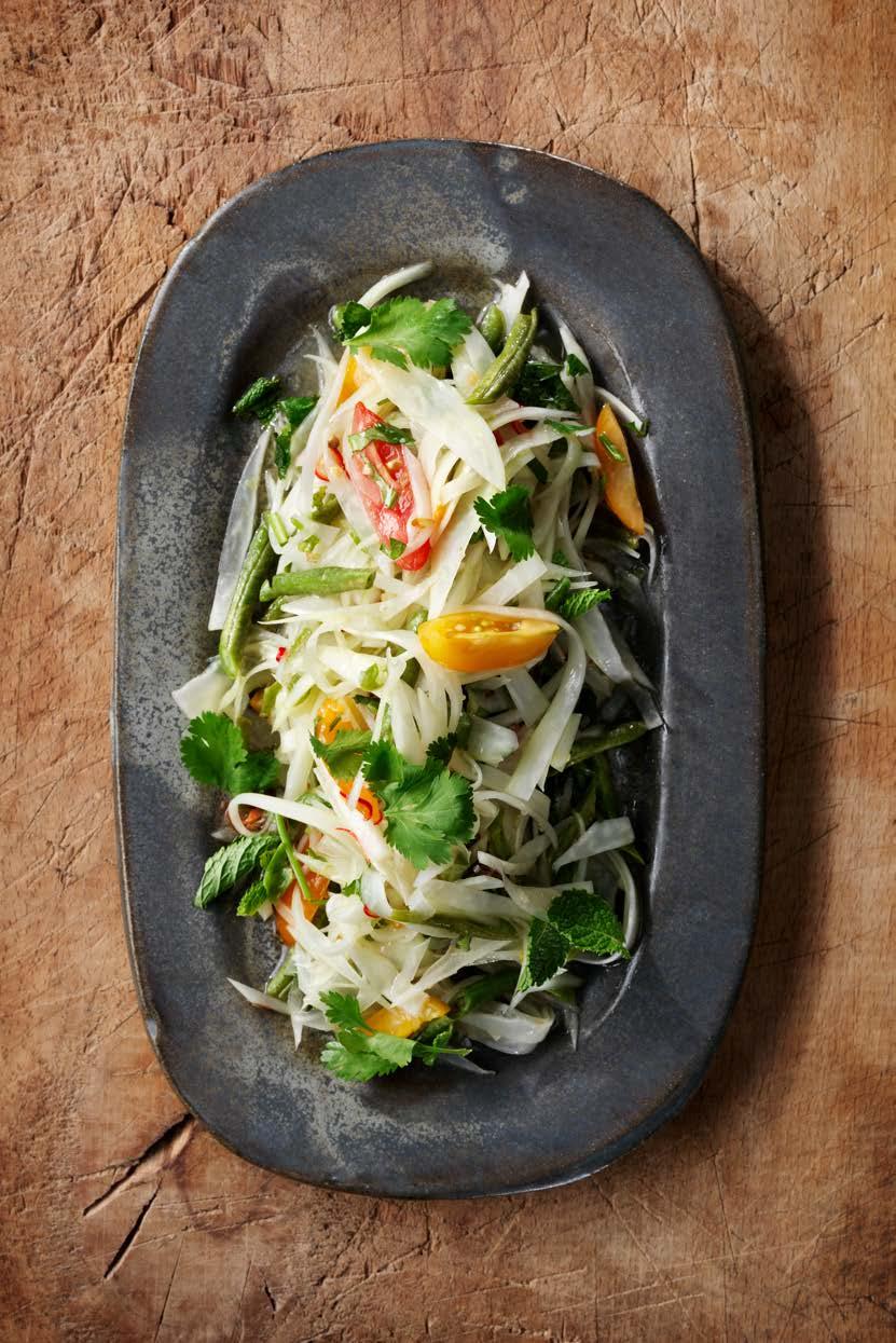Papayasallad En klassik papayasallad från Thailand, som serveras som tillbehör till maten. I Thailand används ofta longbeans i sallader, här ersätter vi med brytbönor eller haricots verts.