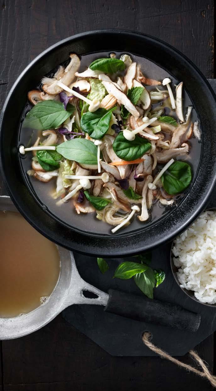 Sichuanpeppar-te med kyckling Den här rätten bygger på idén om en klar buljong som är lite kryddig, och skulle lika gärna kunna drickas som en kopp te. Receptet har hämtat inspiration från Kambodja.