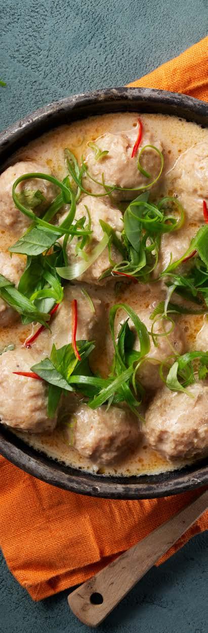 Kycklingfärsbullar med thailändsk Panangsås Panang är en thailändsk kryddblandning med mild och söt smak. Den innehåller vanligtvis chili, galangal, citrongräs, koriander, kumminfrö och vitlök.