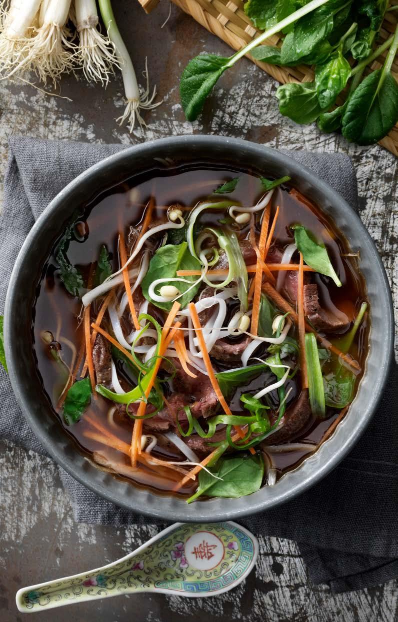 Pho med nötkött Pho, som uttalas fuh, är en nudelsoppa som många anser vara Vietnams nationalrätt. Hemligheten bakom soppan är alltid den smakrika buljongen.