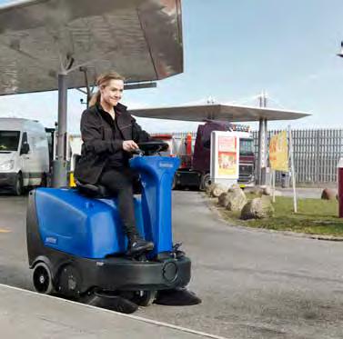 Maskinerna på bilderna kan vara extrautrustade. FLOORTEC R 870 B Stor åkbar sop/sugmaskin med hydraulisk högtömning Kampanjpris: Rek. capris: 121.290: 67.