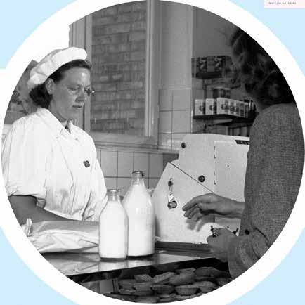 DEN PRAKTISKA TEGELSTENEN På 1960-talet lanserades Tetra Brik, som var en tegelstensformad förpackning. Den var lättare att stapla och förvara. Med tiden har utbudet av mjölkprodukter vuxit.