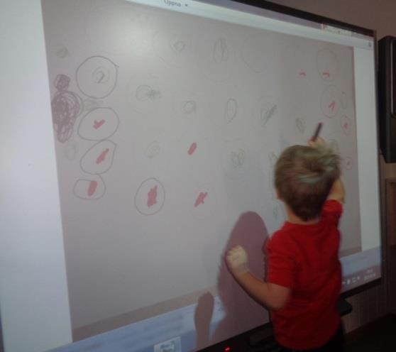 Smartboarden skapar möjligheter för barnen att visualisera sina tankar och idéer. Inspiration från korta klipp från barnprogrammet.