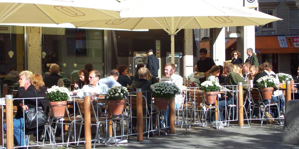 Interna och publika mötesplatser De både exemplen ovan - innerstadsgatan och fikarummet - representerar två skilda typer av mötesplatser - publika och interna.