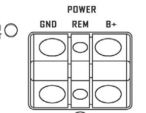 Remote-terminal ( REMOTE ) För RCA lågnivåanslutning: Koppla en kabel mellan radions utgång för motorantennstyrningeller remote till förstärkarens anslutning för remote.