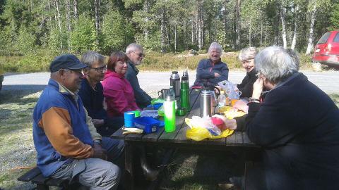 Passerade Läskiga skogen ett namn som Hans Marklund döpt området till. Fortsatte förbi Hårsta by för att sedan möta Lena uppe på höjden. Hon kom från andra hållet. Här tog vi av till höger på en väg?