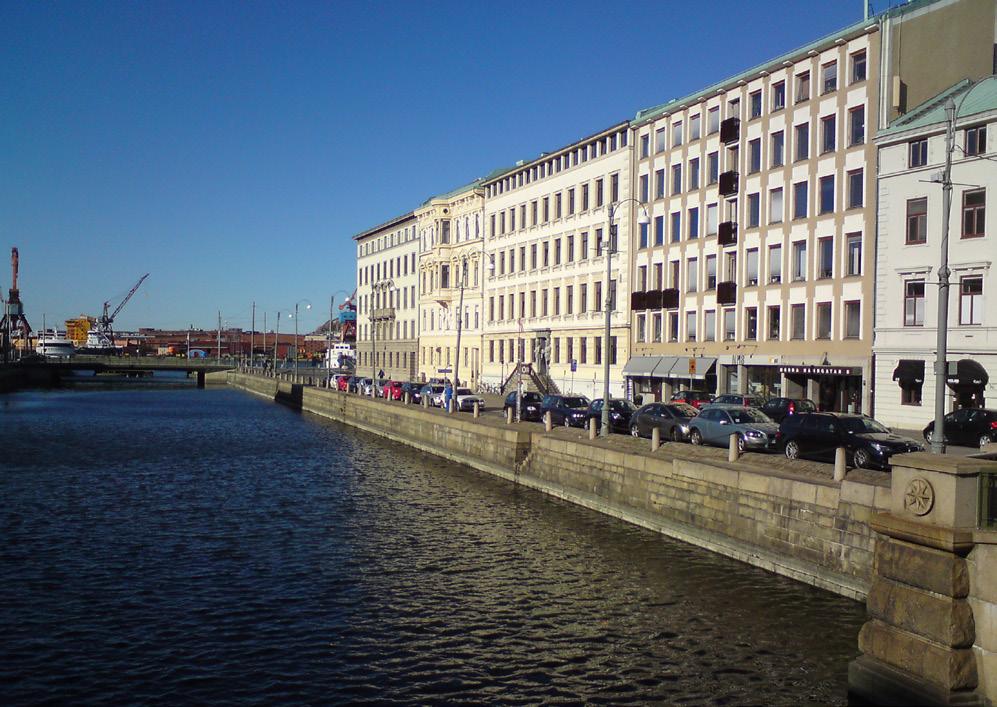 Antalet skyltar bör också begränsas längs kajer och broar och längs stadens vattenrum, så att deras karaktär bibehålls.