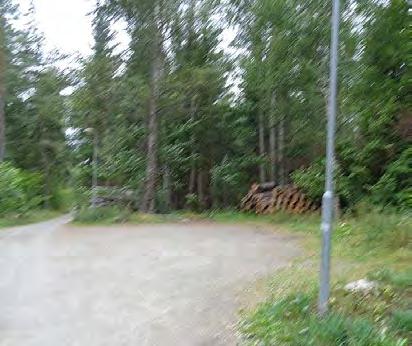 Förse parkeringarna med anpassade parkeringar, de bör vara 5 meter breda och marken färgmarkeras så att andra besökare vet hur mycket utrymme som ska
