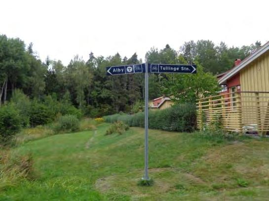 För personer med hjärntrötthet och dem som har svårt att orientera sig är det viktigt med tydlig skyltning varför det borde finnas vägvisningsskylt från