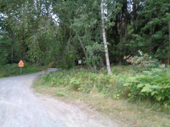 Inga skyltar finns som visar att det är en parkering. Underlaget är ok och behöver inte åtgärdas. Ingen lutning på parkeringen.