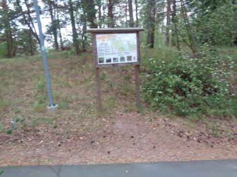 Skyltarna blänker varför det kan vara svårt att läsa särskilt om man sitter i rullstol och tittar upp på dem (bild 5). Ändra gärna till ytskikt som inte blänker.