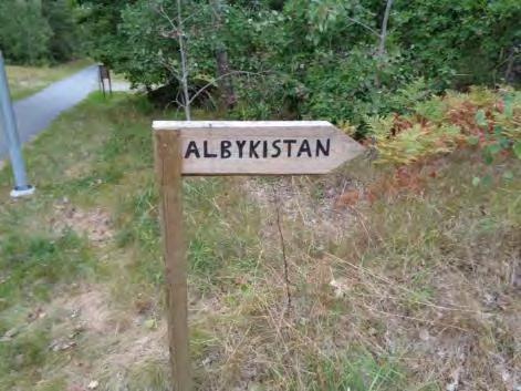 Och efter tunneln som går under Hågelbyvägen på väg mot Albykistan är det svårt att riktigt veta vart man ska.
