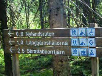 Mitten på skylten ska vara 135-140 cm över mark. Lutande skyltar ska mäta 70 cm över mark (bild 11). De flesta skyltarna blänker vilket gör dem svårlästa. De är för små. Gör karta och text större.
