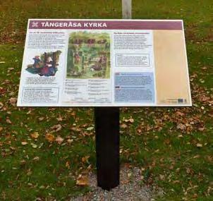 Texten är för liten vilket gör den svår att läsa om man inte kan komma intill skylten.