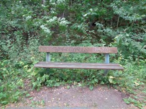 Den fjärde finns på GC-vägen strax efter att man kommer ut ur skogen mot bostadsområdet. Den får gärna kompletteras med armstöd. Fler bänkar längs denna sträcka behövs.
