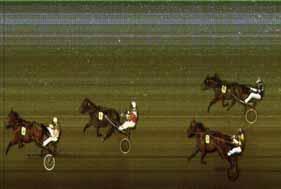 Svensson Sven-Owe, Skara. Trän. Lähdekorpi Kari, Holm. 6 längder. Odds: 1,79. Plats: 1,65-13,05-3,32. Trio: (7-3-1) 384,22. Tvilling: (3/7) 46,83. 7 READY TO ROCK ledningen. Undan mycket enkelt.