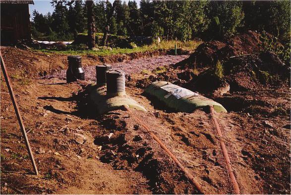 Bilaga 5. Åtgärdande av enskilda avlopp Nyanläggning av slamavskiljare, urintank och markinfiltration, även till höger markinfiltration.