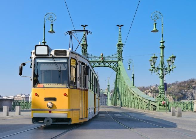 Storslagna Pest, med breda gator och vackra sekelskiftesbyggnader, ligger på floden Donaus östra