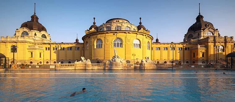 Onsdag 3/4: Budapest Thermalbad De varma underjordiska vattenkällorna i dagens Budapest upptäcktes redan av romarna för snart två tusen år sedan,