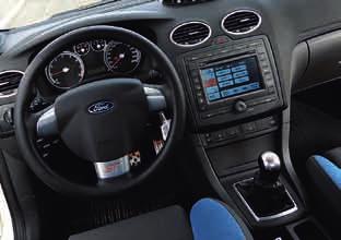 Ford Focus ST är riktigt läcker med de klassiska ränderna över karossen och den bitiga takvingen gör att ingen kan misstaga den här bilen för en klenare Focus.