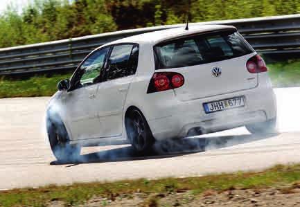 Nu handlar det dock om ren och skär bankörning, och Golf GTI fortsätter att leverera en oerhört trevlig körupplevelse i sin senaste version, kallad Edition 30, för att fi ra GTI-modellens