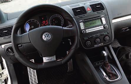 Toppeffekten fi nns numera vid 5 500 r/min jämfört med 5 100 för en vanlig Golf GTI, och maxvridet fi nns vid 2 200 r/min jämfört med 1 800.