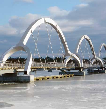 ROSTFRI BRO ÖVER SÖLVESBORGSVIKEN Denna 760 meter långa gång- och cykelbro, färdigställd 2013, förbinder Sölvesborgs stadskärna med det natursköna Listerlandet.