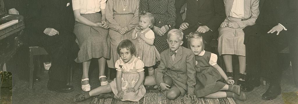 Bengt Adell, Gertrud Adell (gift med Bengt), Erik Adell, Ann Marie Adell (gift med Erik), Kaare Nystrand (gift med Eveline), Karl-Erik Hellström (förlovad med Mariana), Mariana Adell, Bo Adell, Edvin