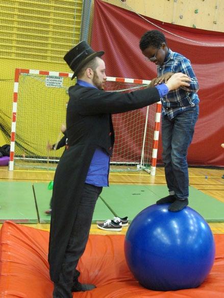 SPORT & LEK Foto: Ulrika E Nilsfors VÄSTERORTS BLOCKPARTY Kultur och sportfestival. Fotbollsfest och basketturnering. När: 4-5 augusti Var: Kvarnbacka bollplan Kontakt: maestros.kontakt@gmail.