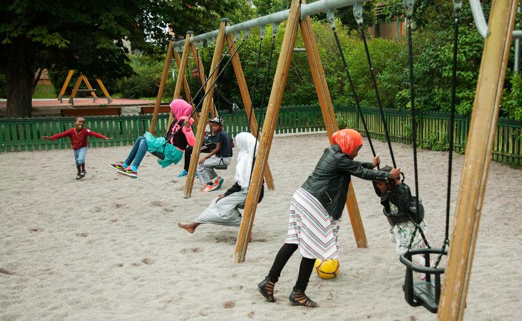 PARKLEK & LEKPLATSER PARKLEKEN RINKEN Plaskdamm, klätterställning, basketplan, gungor, linbana, leksaker, stora lekytor med grönområde och grillplats. För alla åldrar.