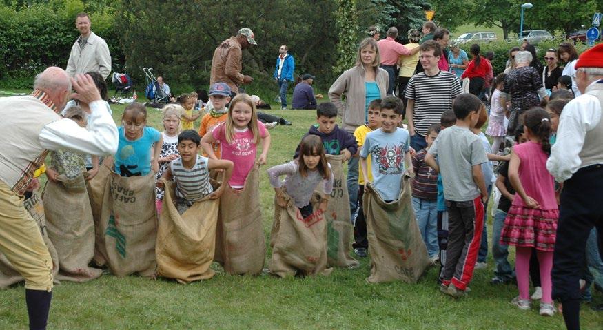 MIDSOMMAR AKALLA KYRKAS TRÄDGÅRD Midsommarfest med spelmän, dans, sång och kaffeservering. När: onsdag 21 juni kl. 13.