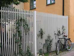 Det i sin tur skapar mötesplatser och sociala sammanhang. Därför premieras grönska på mark högt. Grönska på mark tar upp dagvatten medan växtbädden infiltrerar och fördröjer.