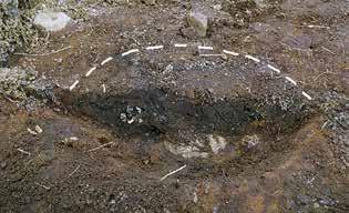 Bilden visar profil av en härd, A1550 ( jämför figur 23 ). I ytan framträdde den som en 0,8x1,0 meter stor yta med kol, sot och talrika skörbrända stenar.