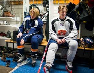 Tätt samarbete med skolan Om du blir antagen på hockeymässiga grunder ska du också välja ett av de program som klubbens samarbetspartner erbjuder. Växjö Lakers samarbetar med är Växjö Fria Gymnasium.