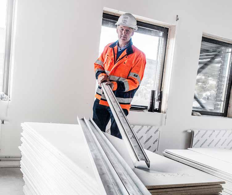 INNERVÄGGPROFILER/ SKENOR MED 4 MM POLYETEN PRODUKT BETECKNING LÄNGD MM VIKT KG/M NOBB NR. LAGER VARUNR BUNT ANTAL PALL SKENA, UPP med hög fläns och 4 mm polyeten.