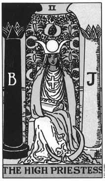 TAROT ÖVERSTEPRÄSTINNAN II Översteprästinnan Nyckelord: Intuition, visdom, kunskap. Bild: Översteprästinnan sitter mellan två pelare en svart och en vit i ingången till ett tempel.