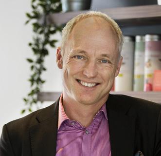 Hon är civilekonom från Han