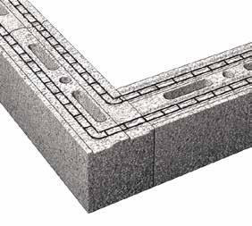 Mura blocken i förband. Armera med bistål i första skiftet och sedan i vart tredje skift samt i översta skiftet. Bistålen ska bockas runt hörn med 600 mm och skarvas med 500 mm.