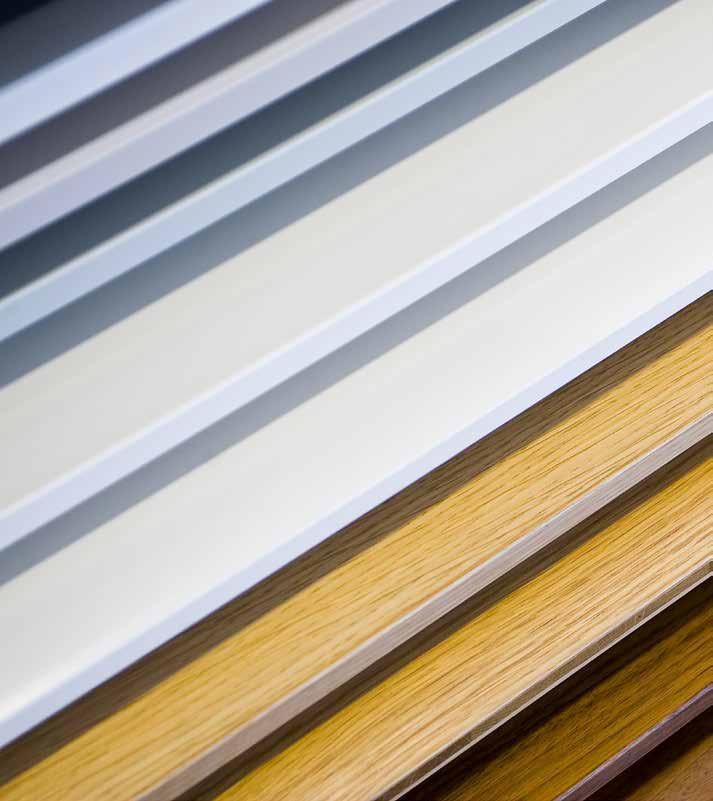 Takstolar av trä, taktäckning av betongpannor, vindsbjälklag med 600 mm lösullsisolering Gipsbeklädda regelstommar, för våtrum; våtrumsskivor ersätter gips Utvändigt aluminiumbeklädda träfönster,