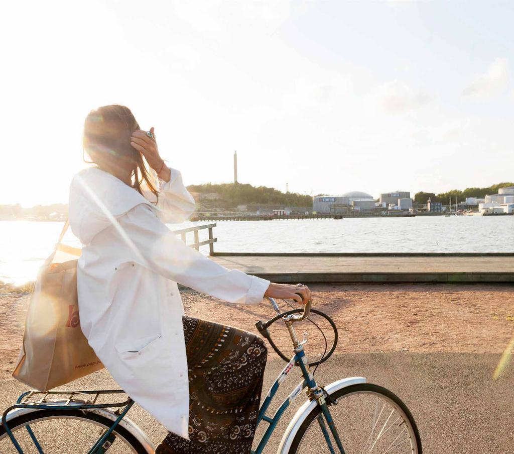 Transport Välj tåget framför flyget. Ett tåg som kör mellan Göteborg och Stockholm släpper ut 0,4 kg koldioxid i luften. Flyger du samma sträcka släpps hundratals kilo koldioxid ut.
