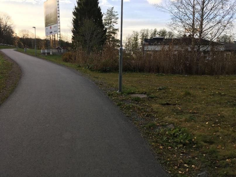 På flygbild från Eniro (se Figur 3) konstateras att inga byggnader finns idag på fastigheten. Enligt Google street view från juni 20