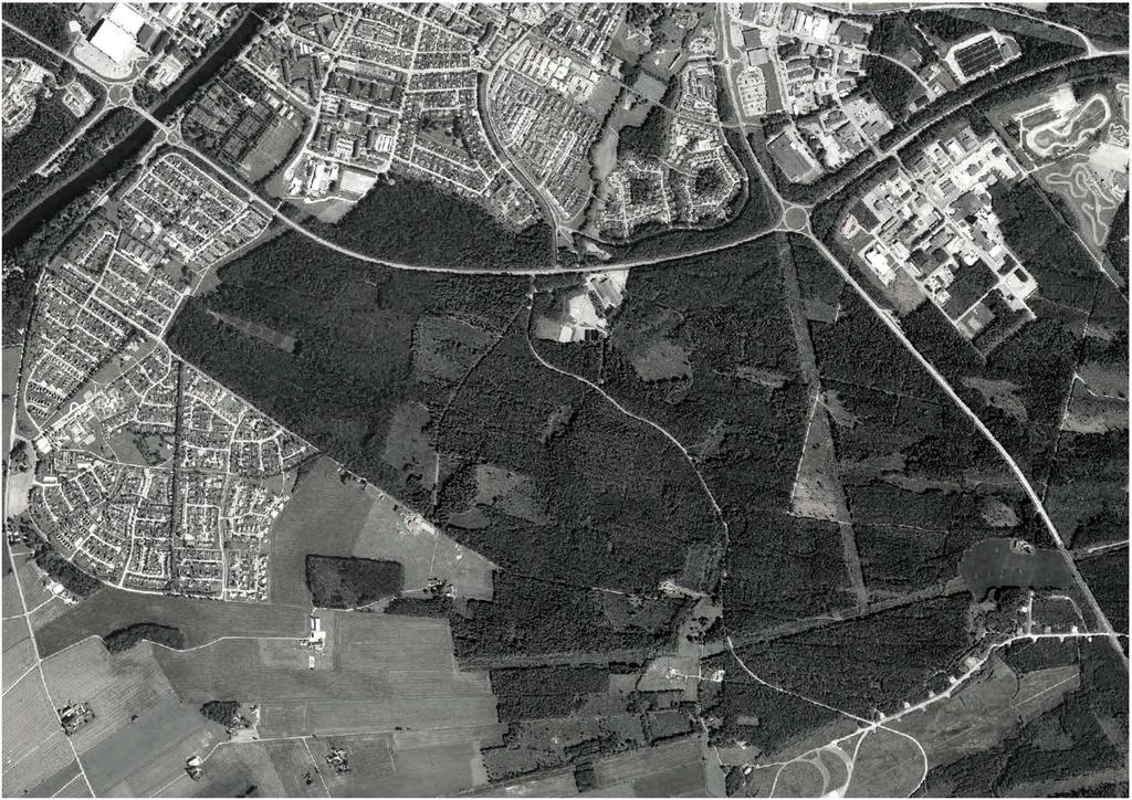 GEOGRAFIN BÄCKENS STRÄCKNING OCH OMRÅDET IDAG Bilden visar ett flygfoto där sträckningen av bäcken syns tillsammans med symboler för några av de funktioner som finns i området idag.