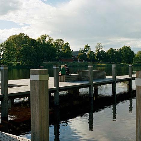 Från parkeringen leds besökare till dammen längs bäcken vilket ger vistelseplatserna vid dammen