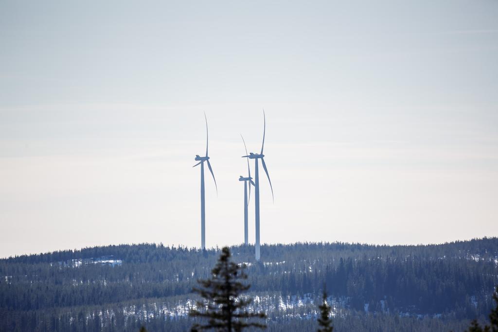 PROJEKTBESKRIVNING MÄSSINGBERGET 5/5 Tre av turbinerna på Mässingberget. Foto: Joakim Lagercrantz.